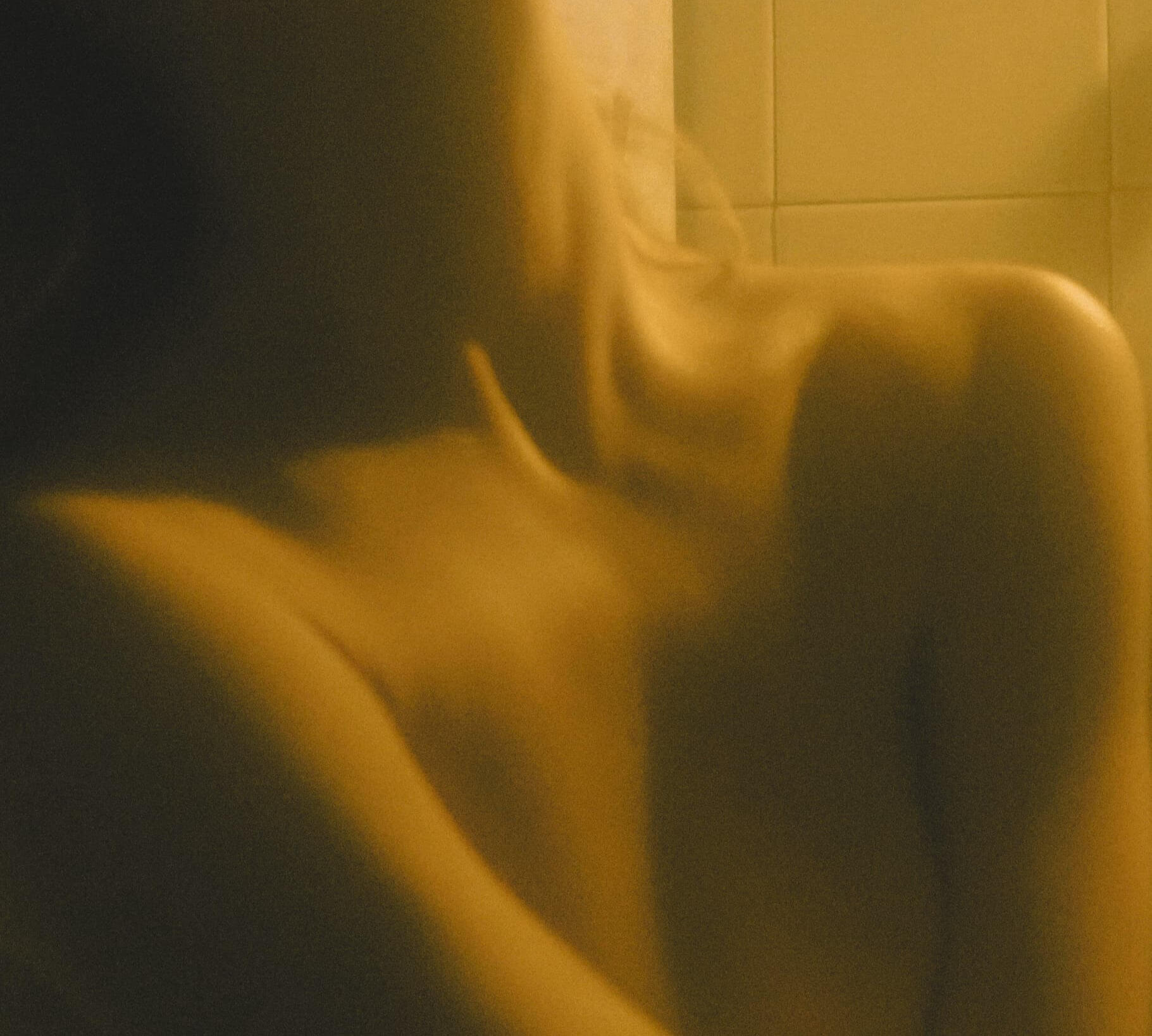 Women with smooth decollatage from wearing the Bustly anti-wrinkle bra.